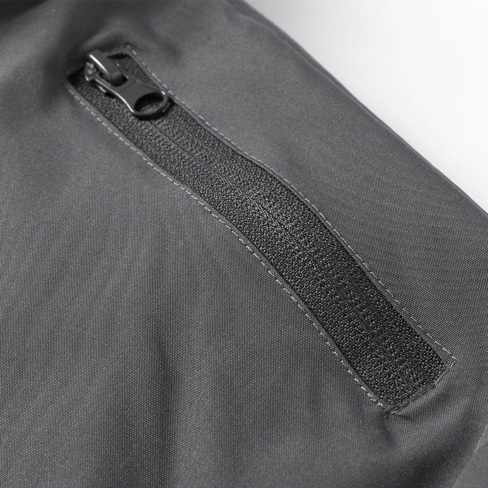 jaqueta bomber cinzenta com bolsos em patchwork.